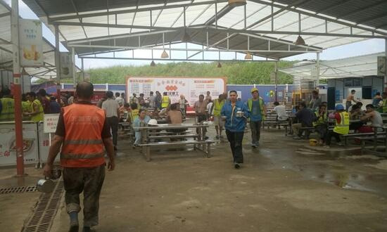 工地飯?zhí)贸邪? />
</p>
<p>
	每天做兩餐，20塊一天，一年除去節(jié)假日算300天，假設(shè)300個人一定會去吃飯，這樣你在這300個人中可以得到180萬的總銷售額。這是一個總數(shù)，成本可根據(jù)自身情況，及當(dāng)?shù)夭少徫飪r，資金計(jì)算出大概，就知道有多少利潤空間了。
</p>			</div>
			<!-- /content -->
			<div   id=